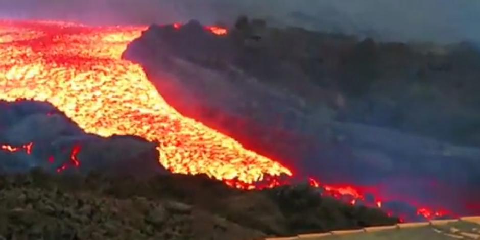 El Instituto Volcanológico de Canarias captó un "tsunami" de lava emerger del volcán de La Palma.