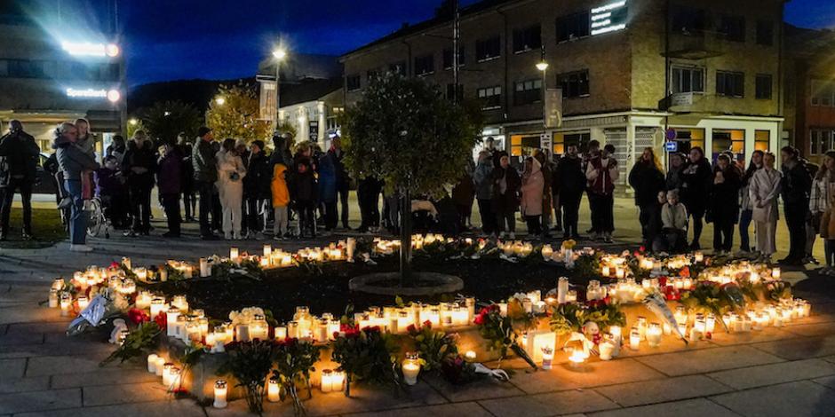 Decenas de ciudadanos dejan ofrendas en honor a las víctimas, ayer, en Kongsberg.