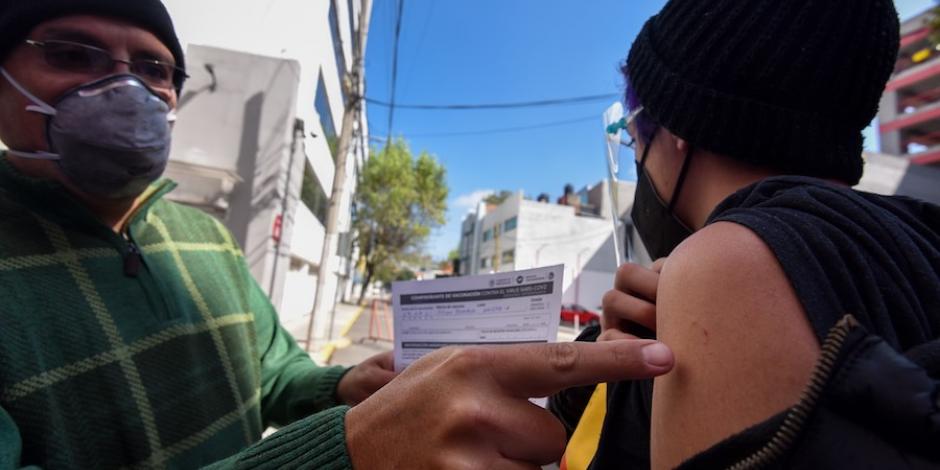 Un padre muestra la aplicación en su hijo menor, el 28 de septiembre, en Toluca.