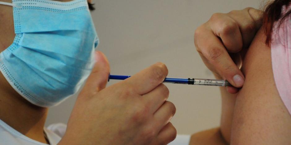 Personal médico aplica una vacuna contra COVID-19