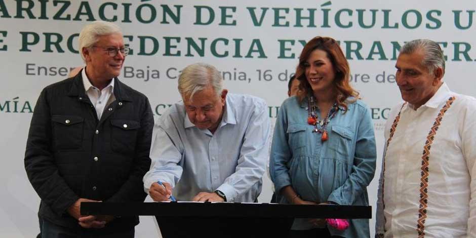 El gobernador de Baja California, Jaime Bonilla, presenció la firma del acuerdo para regularizar autos de procedencia extranjera, alentado como uno de sus 100 compromisos