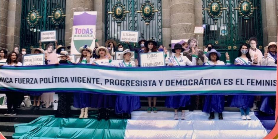 Feministas que integraron la organización Todas México en las escalinatas del Congreso de la Ciudad de México.