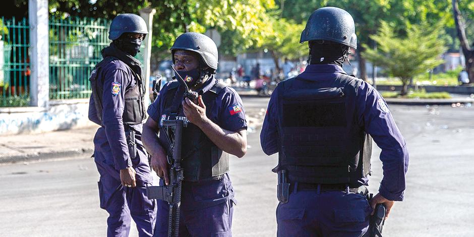 Policías refuerzan la seguridad en la zona donde se presumen fueron secuestrados los religiosos.