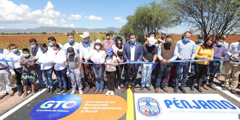 El gobernador de Guanajuato, Diego Sinhue Rodríguez Vallejo, inauguró el camino que conduce a la comunidad La Troja.