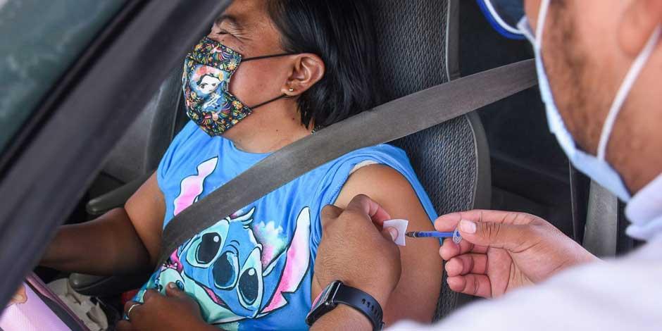 Desde su automóvil, una persona recibe la vacuna de AstraZeneca contra el COVID-19 en Campeche