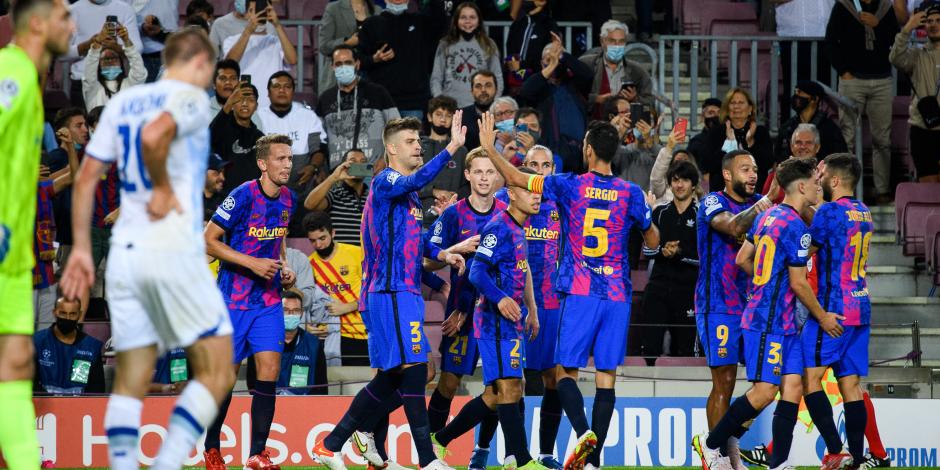 Jugadores del Barcelona festejan el gol de Gerard Piqué contra el Dinamo Kiev.