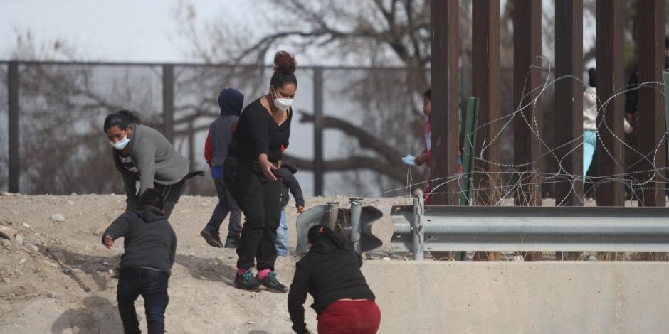 Migrantes intentan cruzar la frontera en imagen de archivo.