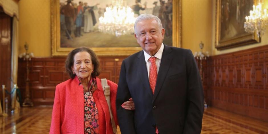 La senadora Ifigenia Martínez junto con el Presidente Andrés Manuel López Obrador. 