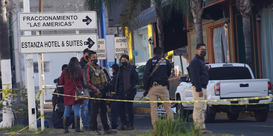 Policías custodian la escena de la balacera en el bar La Cantina 25, en Morelia, donde seis personas fueron asesinadas el lunes pasado.