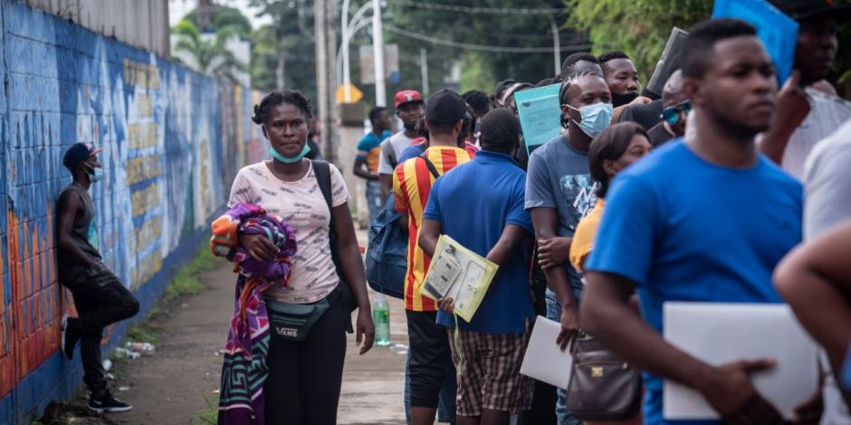 Cientos de migrantes, en su mayoría haitianos, se congregan a las afueras de las Oficinas de Regulación Migratoria en espera de que las autoridades atiendan sus solicitudes de asilo.