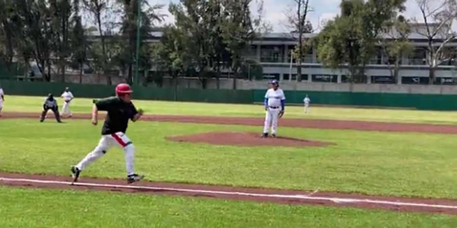AMLO publicó un video en el que aparece jugando beisbol y presume sus habilidades para el deporte de la pelota caliente.