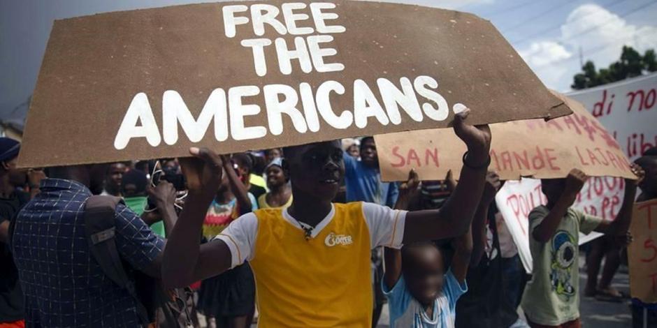 Manifestantes en Haití piden la liberación de los misioneros estadounidenses y canadienses, así como el cese de secuestros en el país.