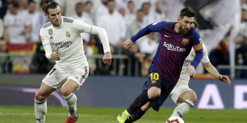 Messi conduce el balón en un partido contra el Real Madrid en LaLiga de España.