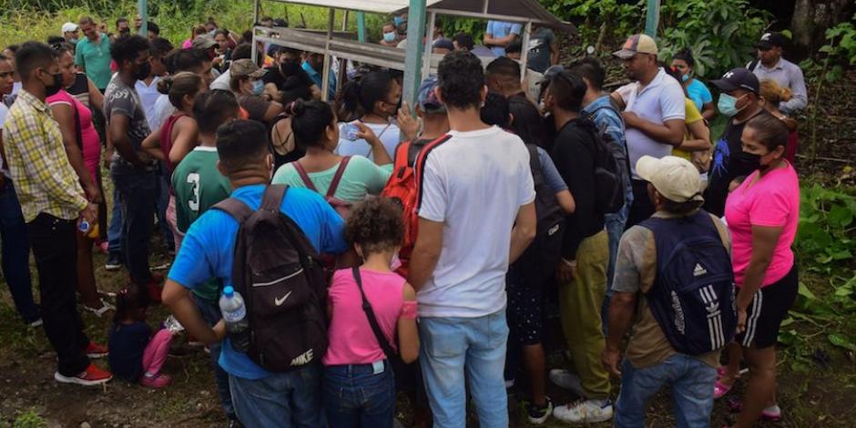 Alrededor de 19 mil migrantes acudieron a los juzgados federales en espera de copias certificadas de sus amparos en Chiapas, ayer.