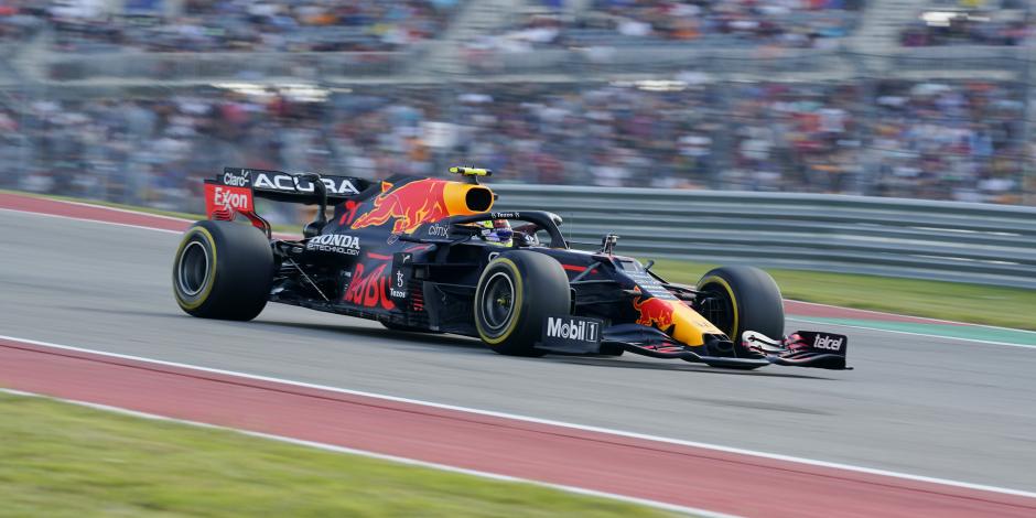 Checo Pérez conduce su Red Bull durante una de las prácticas del Gran Premio de Estados Unidos de F1.