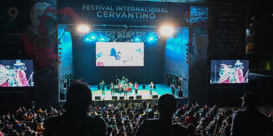 La Banda Triciclo Circus Band se presentó en el escenario de la Alhóndiga de Granaditas del Festival Internacional Cervantino la semana pasada.