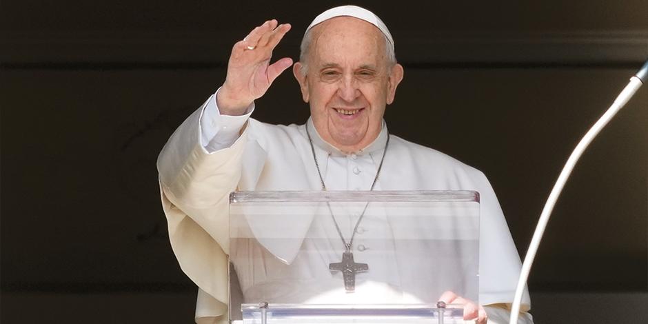 El Papa  expresa su solidaridad con refugiados en la Plaza de San Pedro, ayer.