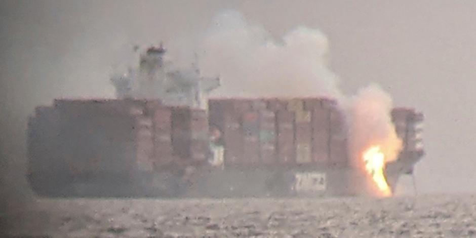 Explicaron que aún es muy pronto para señalar las posibles causas del incendio en los contenedores del buque.