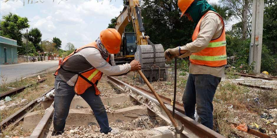 En la imagen, trabajadores de la construcción realizan obras del Tren Maya