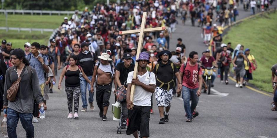 Caravana de migrantes transita con rumbo a la Ciudad de México para regularizar su situación en el país.