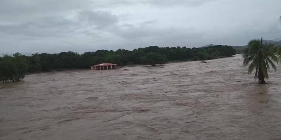 El video se grabó en el puente San Jeronimito-Petatlán, donde se alcanza a observar la fuerza de la corriente del río.