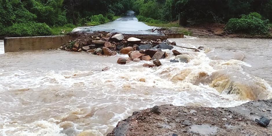 El desbordamiento de un río en Las Juntas, Guerrero, averió un tramo en la carretera La Unión-Cuahuhuayutla.