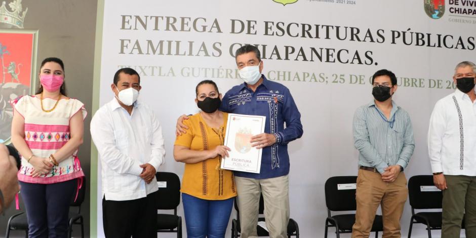 El gobernador de Chiapas con beneficiarios en la entidad.