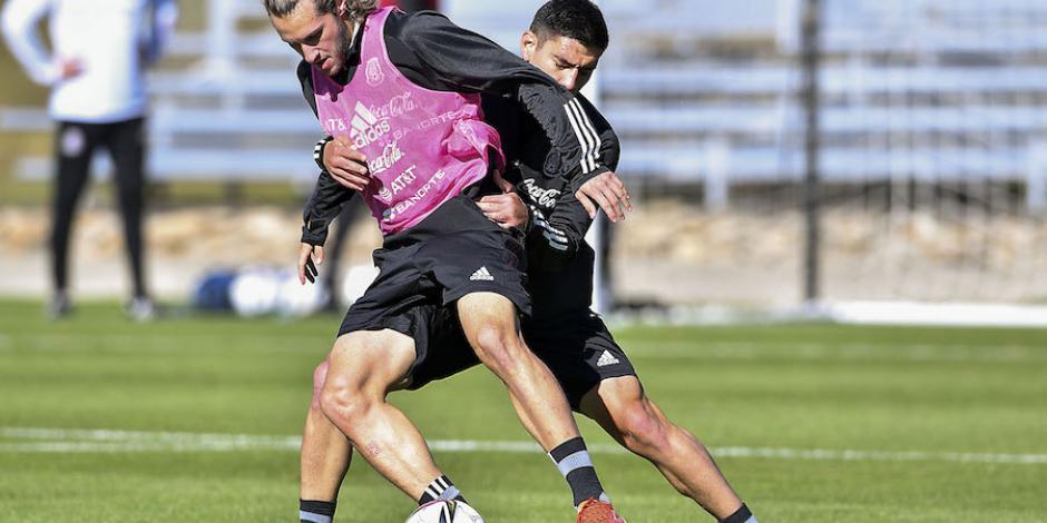 Santiago Giménez y Jesús Alberto Angulo, durante un entrenamiento de la Selección Nacional, ayer.