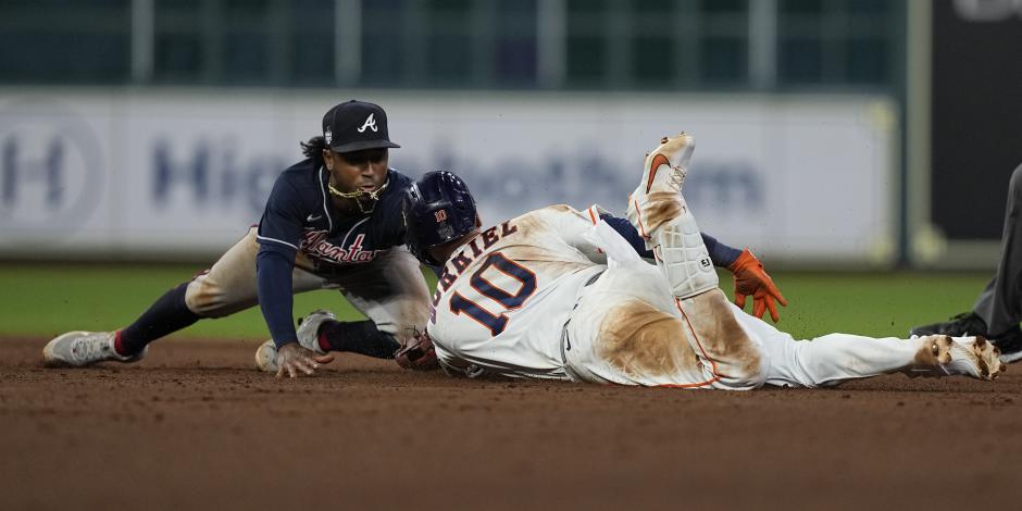 El segunda base de los Braves, Ozzie Albies, elimina a Yuli Gurriel, de los Astros, en segunda durante la octava entrada del Juego 1 de la Serie Mundial.