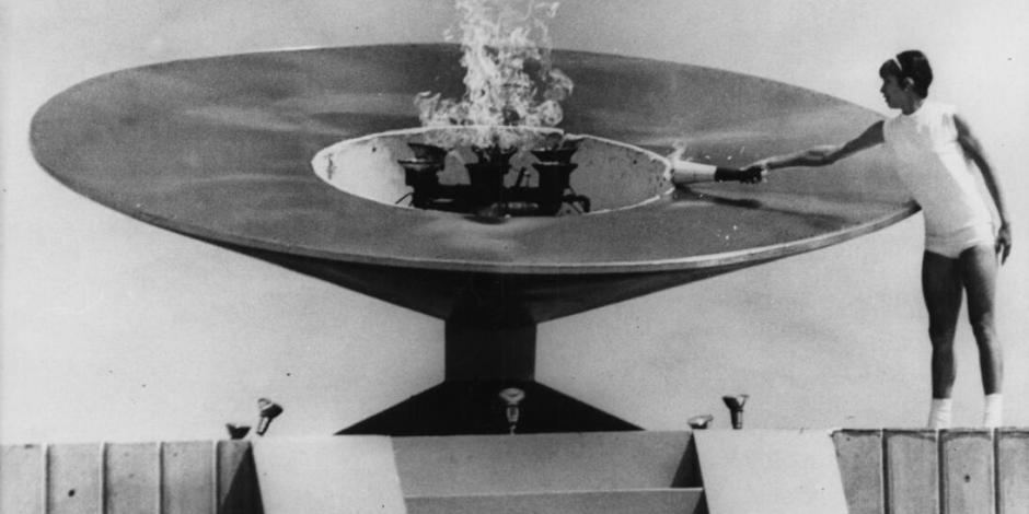 Enriqueta Basilio al momento de encender el pebetero en la inauguración de los Juegos Olímpicos de México 1968.