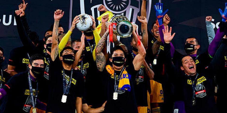 Jugadores de Tigres festejan tras coronarse en la Concachampions el año pasado.