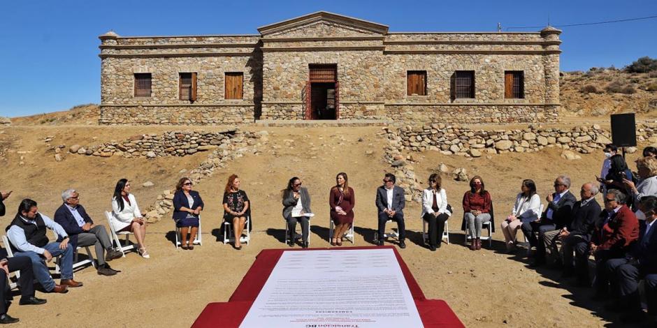 Marina del Pilar decidió suscribir el acuerdo en un espacio histórico para Baja California: el Museo del Sitio Campo Alaska en el área de La Rumorosa.