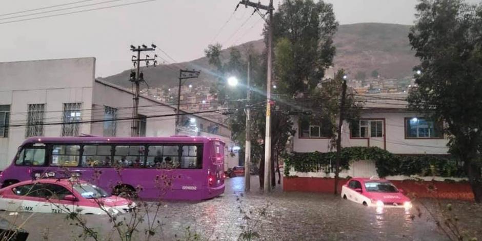 Las fuertes lluvias en la CDMX dejaron a varios vehículos varados.