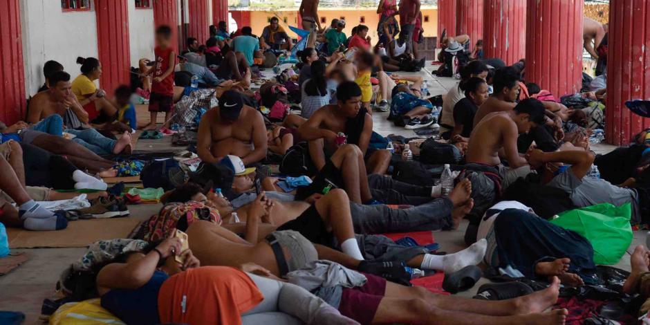 Migrantes tomaron un descanso en un parque de Escuintla, Chiapas, tras caminar doce kilómetros desde Villa Comaltitlán, ayer.