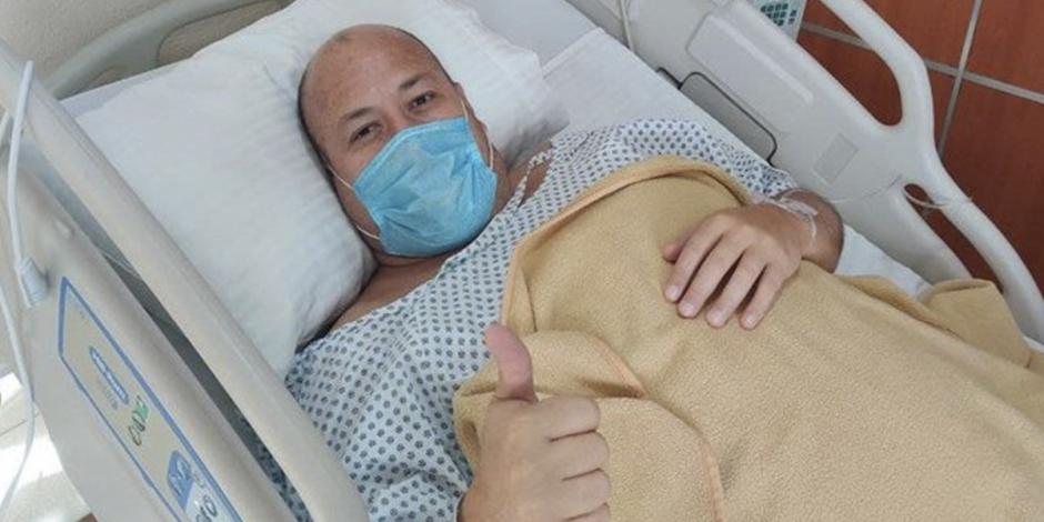Enrique Alfaro convaleciente después de una cirugía de rodilla.