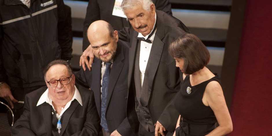 En la imagen de 2012, Roberto Gómez Bolaños, "Chespirito", acompañado por Florinda Meza, Édgar Vivar y Rubén Aguirre al finalizar el homenaje que la empresa Televisa le rindió en el Auditorio Nacional