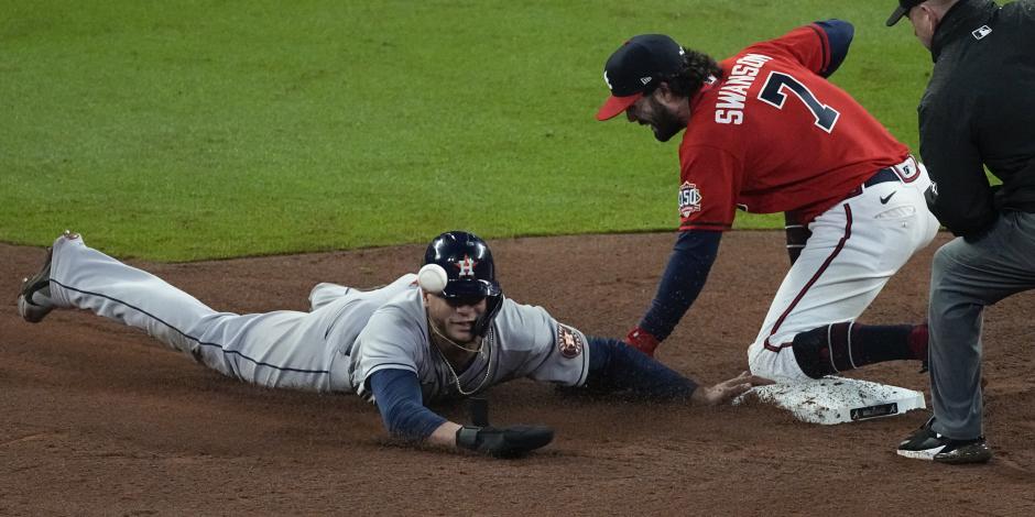 Una acción del duelo entre Houston Astros vs Atlanta Braves de la Serie Mundial de la MLB