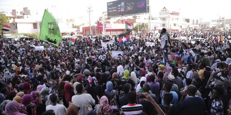 Tras las protestas en Sudán por cambiar el gobierno militar por uno civil, tres manifestantes murieron y más de 110 resultaron heridos.