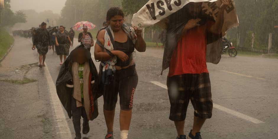 La caravana migrante sigue su andar por el estado de Chiapas, pese a las adversas condiciones climáticas, insisten en avanzar hacia la Ciudad de México