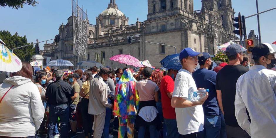Ciudadanos y turistas llegaron al Centro Histórico para ver el Desfile de Día de Muertos que terminará en Campo Marte.