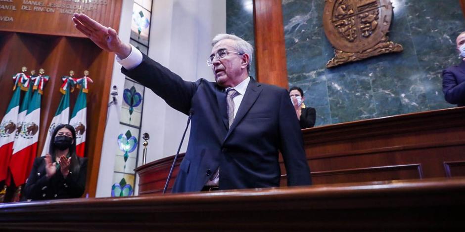Rubén Rocha Moya rindió protesta como gobernador de Sinaloa; dijo que no habrá "bravuconerías" ni persecuciones políticas.