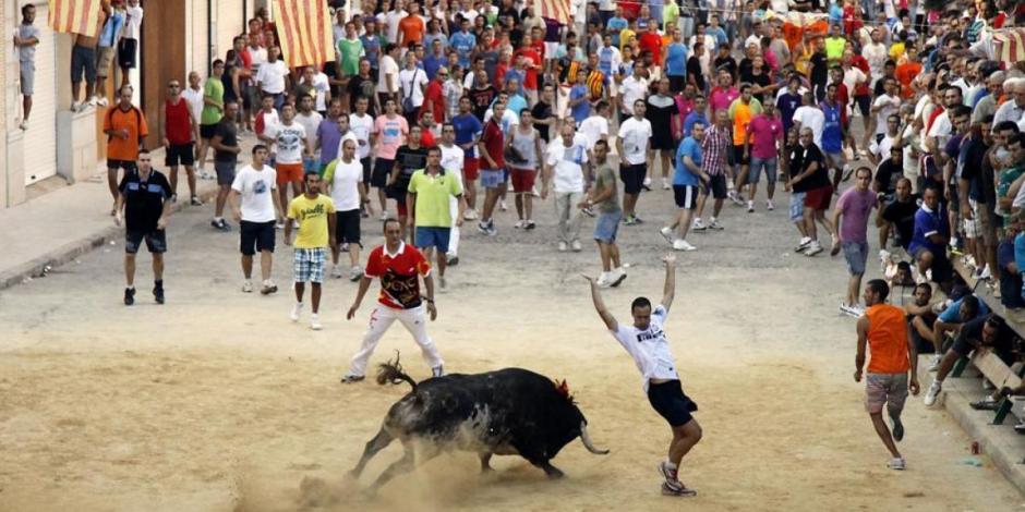 Toro mata a hombre en festival taurino de España. La imagen muestra una de estas polémicas festividades