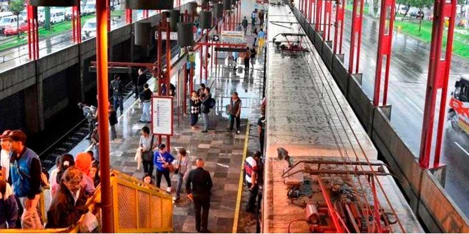 En la imagen de archivo, usuarios de la Línea A del Metro: Esta noche se reporta la implementación del servicio provisional de Pantitlán a Santa Marta por revisión eléctrica