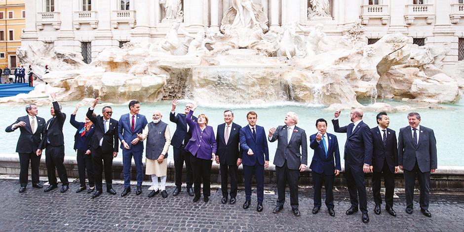 Los Líderes del G-20 lanzan monedas a la Fuente de Trevi, en Italia, para la buena suerte.