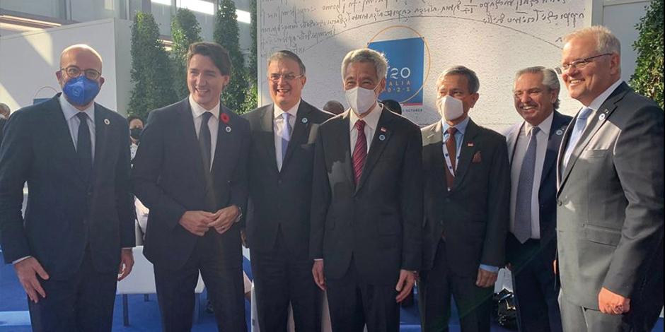 El canciller Ebrard (tercero de izq. a der.) con líderes del G20, como el premier canadiense, Justin Trudeau (a su der.), ayer, en Italia.