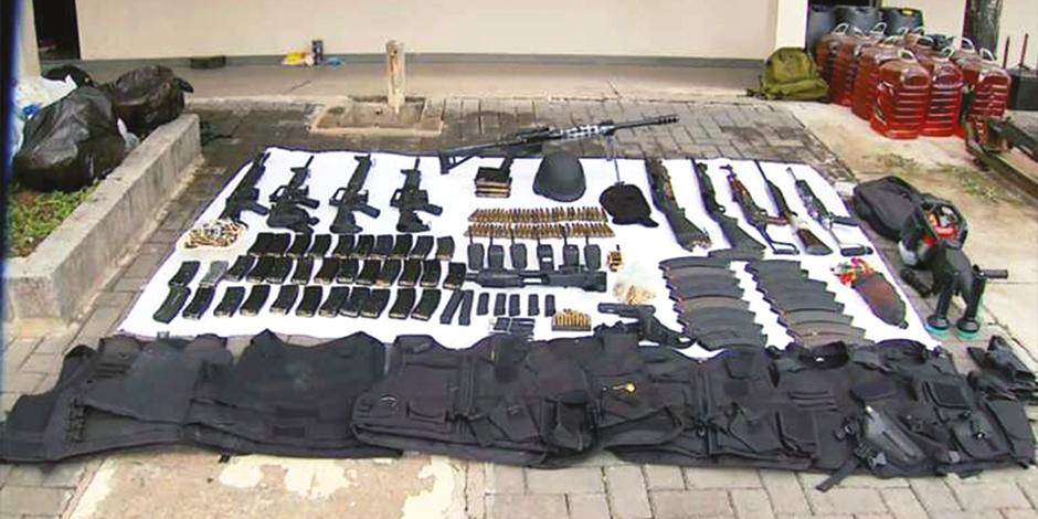 Autoridades muestran las armas incautadas en el operativo, ayer.