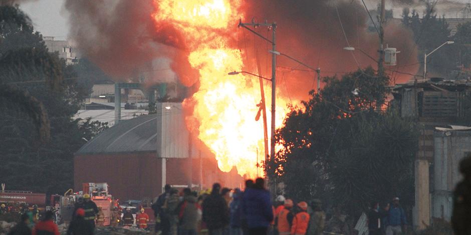 Bomberos y rescatistas laboran cerca de la zona en llamas, ayer, en Puebla.