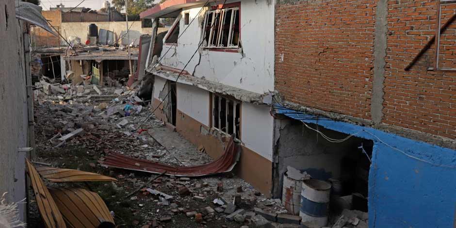 La fuga en una toma clandestina causó una explosión que dejo un saldo preliminar de un muerto y 17 heridos, además de decenas de casas afectadas en la Junta Auxiliar de San Pablo Xochimehuacan, en Puebla. Binomios caninos apoyan las labores de búsqueda y rescate