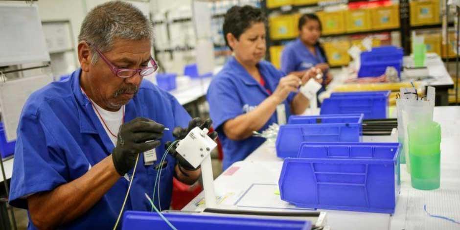 En la imagen de archivo, empleados trabajan en Ark de México, una fábrica de ensamblaje que fabrica arneses de cables y componentes eléctricos para la industria automotriz, en Ciudad Juárez