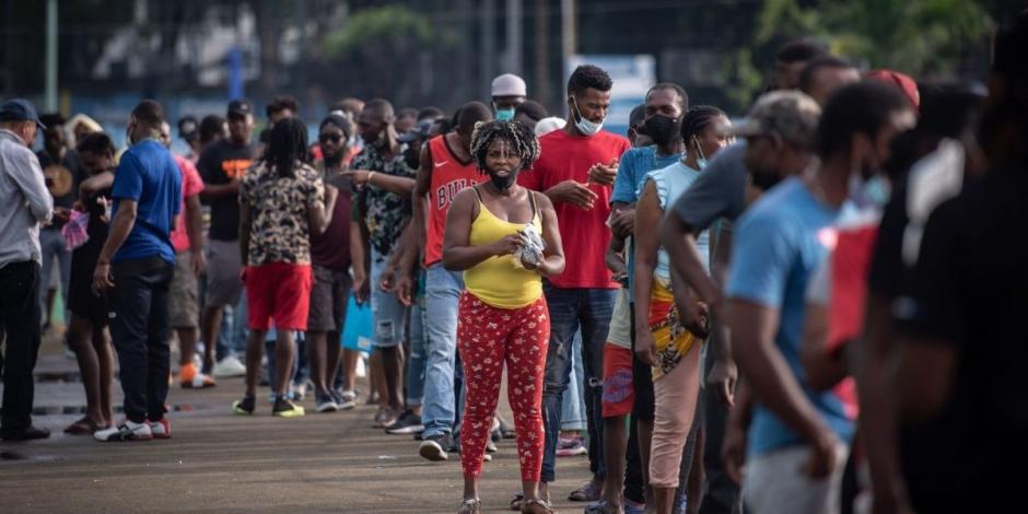 En las inmediaciones del Estadio Olímpico se congregan por las mañanas miles de migrantes originarios en su mayoría de Haití, para realizar solicitudes de refugio ante la Comar.